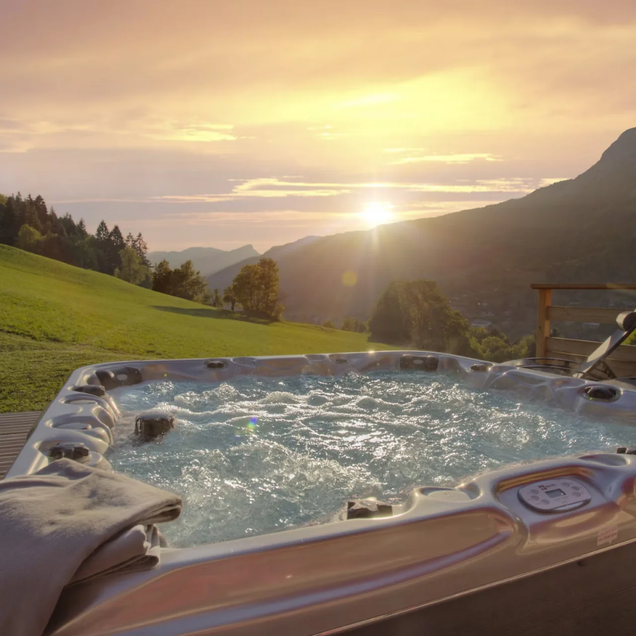 Jacuzzi ogrodowe VEEL — premium SPA z hydroterapią, widok górski o zachodzie słońca